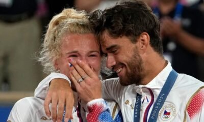 Mixed doubles gold medalists keep relationship 'top secret' amid speculation