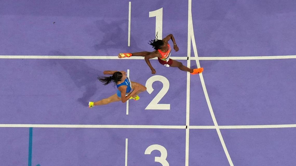 Women's 10,000-meter final ended with a sprint to the finish line