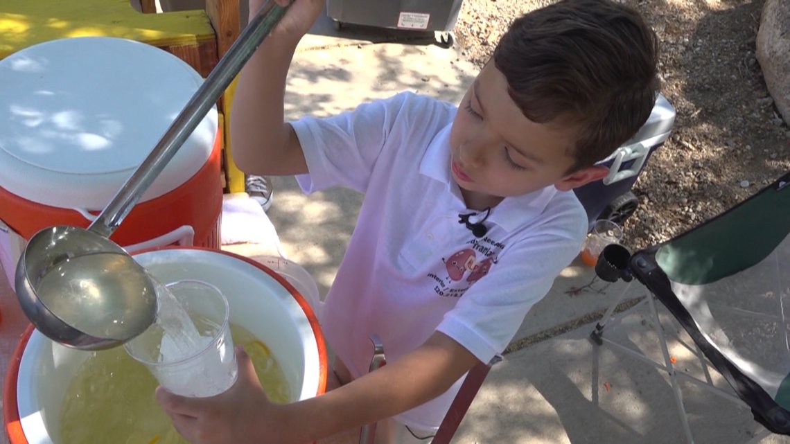 Un niño del norte del valle vende limonada para recaudar fondos para el trasplante de riñón de su padre