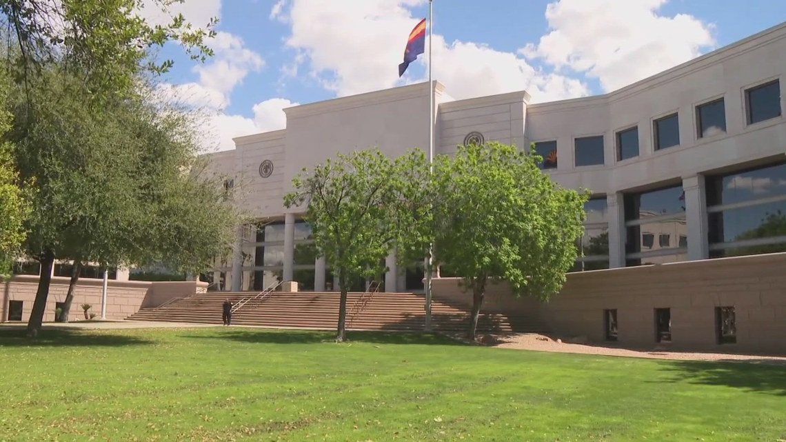 La votación en Arizona sobre la protección del derecho al aborto enfrenta un último obstáculo judicial