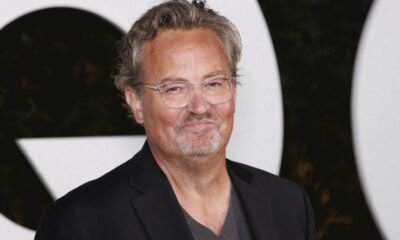 La policía dice que hay 5 arrestados en relación con la muerte del actor Matthew Perry, incluidos 2 médicos y el asistente del actor