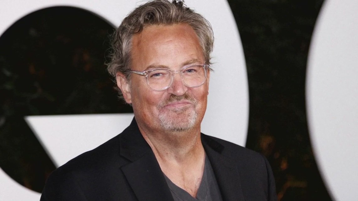 La policía dice que hay 5 arrestados en relación con la muerte del actor Matthew Perry, incluidos 2 médicos y el asistente del actor