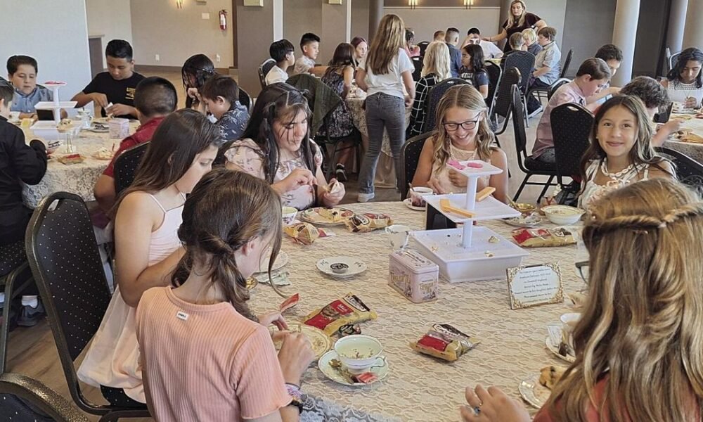 London Bridge Resort treats Havasupai Elementary fifth graders to afternoon tea, history lessons