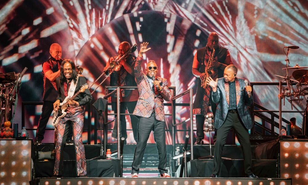 Photos: Phoenix concert with Earth, Wind & Fire and Chicago