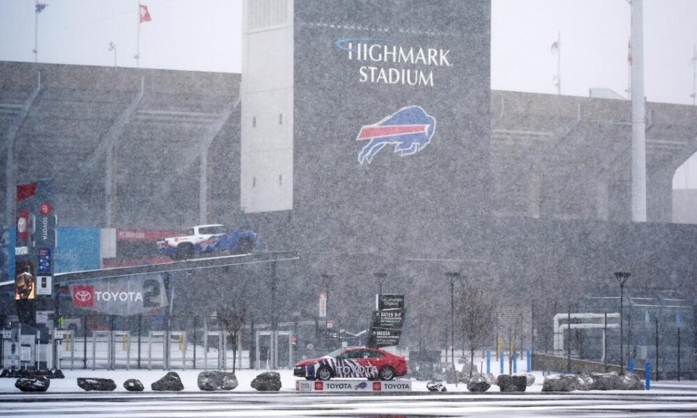 Heavy snow blankets parts of the US during busy holiday travel weekend