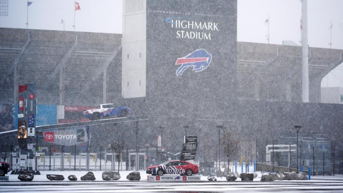 Heavy snow blankets parts of the US during busy holiday travel weekend