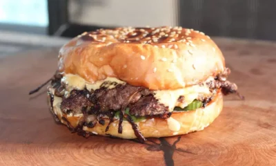 At Phoenix food truck La Hamburguesa, boxer swings for burger perfection