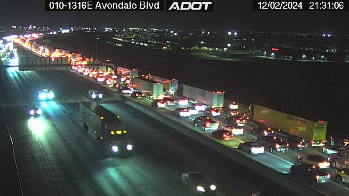 Crash causes traffic backup on I-10 in Avondale, 4 injured