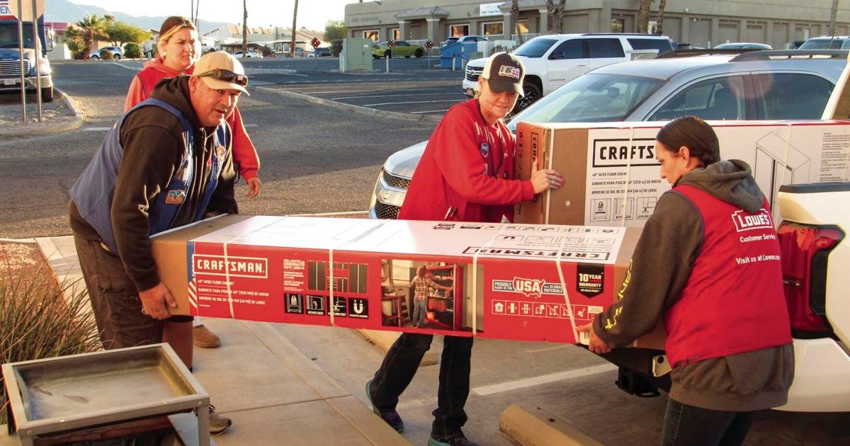 Hometown Heroes: Lowe’s decks out Havasu’s Vet Center for the holidays