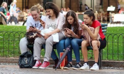 U.S. Education Dep't pings states, schools to set policies on cellphone use