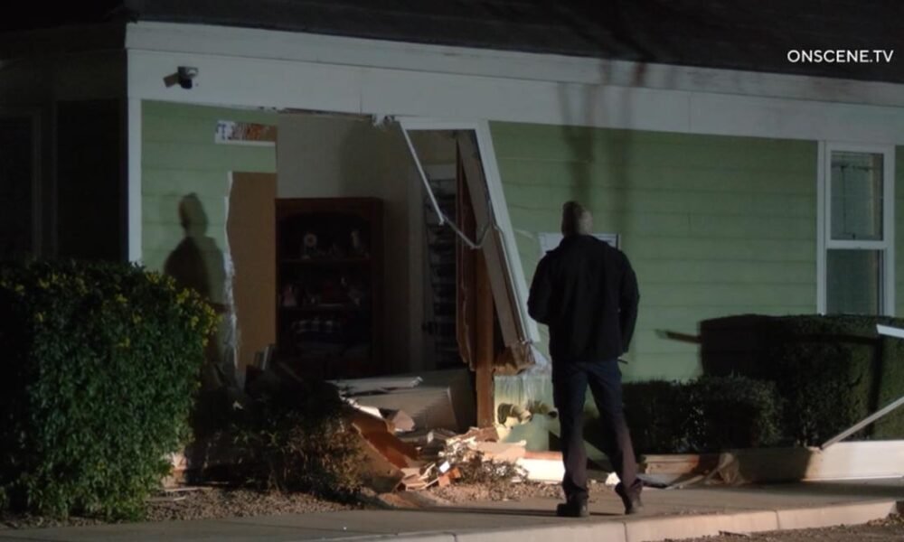 Driver flees scene of crash into building that killed 88-year-old woman, Gilbert PD says