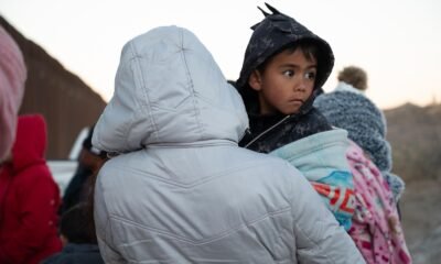 Migrantes acurrucados durante noche gélida en la Frontera, pronta inauguración de Trump