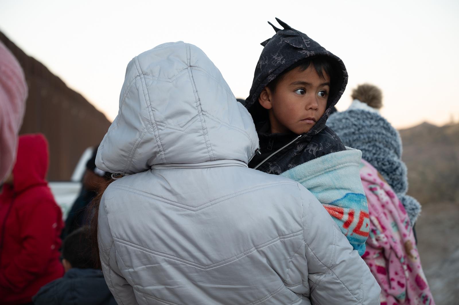 Migrantes acurrucados durante noche gélida en la Frontera, pronta inauguración de Trump