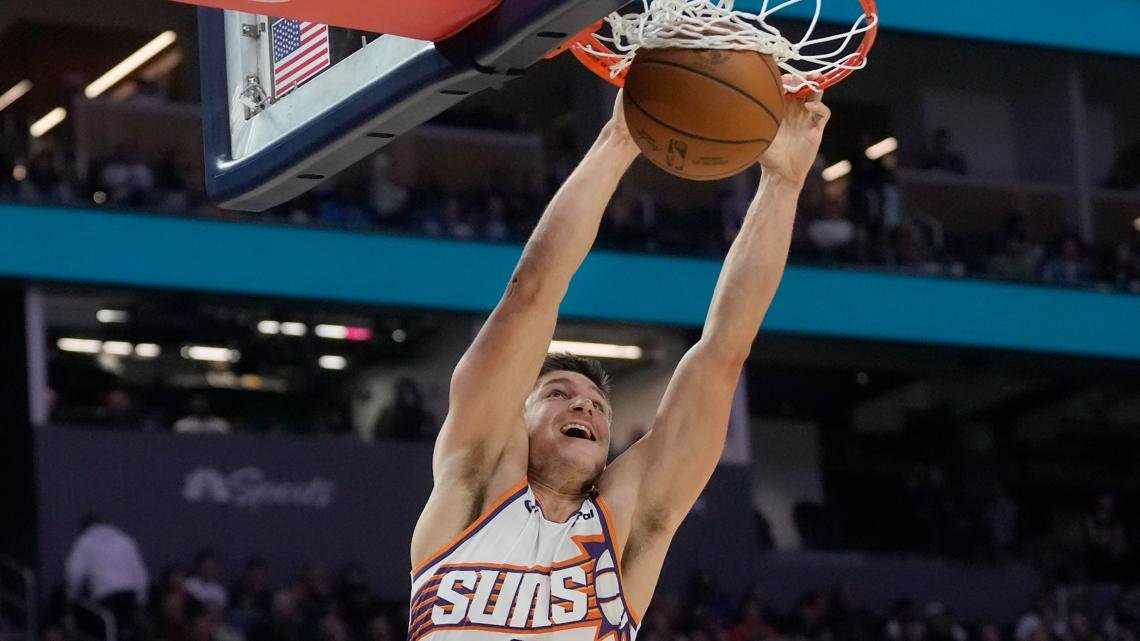 Devin Booker scores 31 points as Suns run away from Warriors for 130-105 win