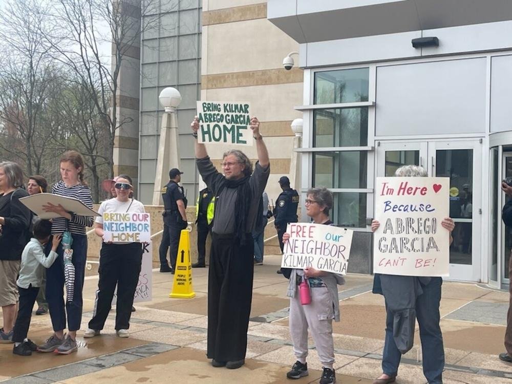 Senator blocked from meeting wrongly deported man in notorious CECOT prison ‘won’t stop trying’