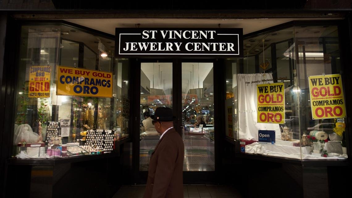 People flock to jewelry shops to sell gold as prices soar