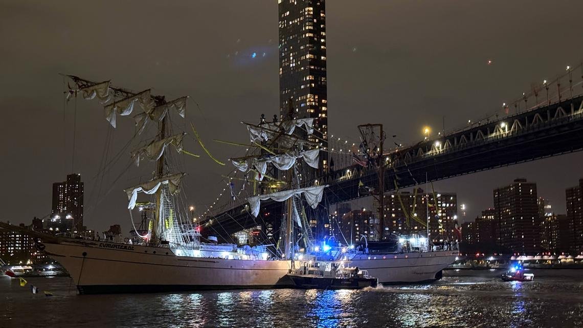 Mexican navy training vessel hits New York's Brooklyn Bridge