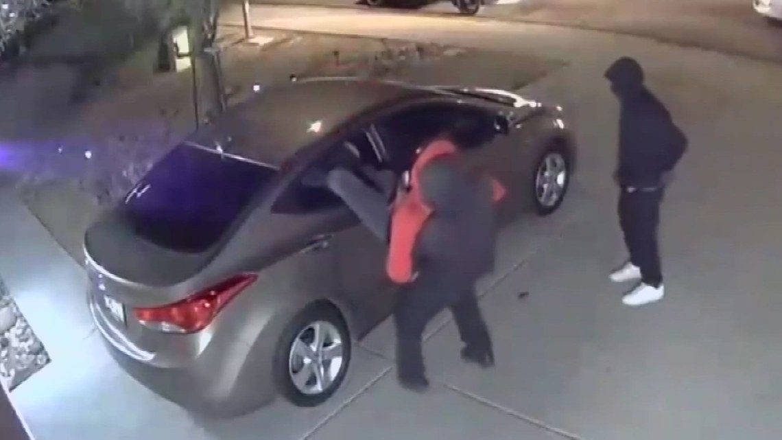 Ladrones armados roban autos y asaltan a residentes al Oeste del Valle