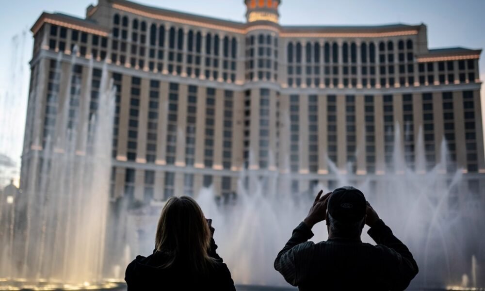 Police: 2 people killed in shooting on Las Vegas strip