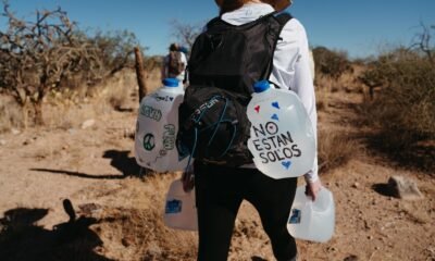 Después del solsticio, No Más Muertes deja cientos de galones de agua en el Az desierto