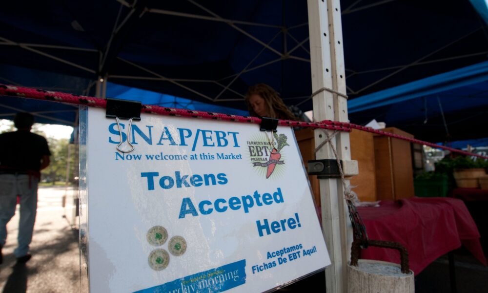 At a farm market in St. Petersburg, Florida, SNAP recipients were able to use their Electronic Benefits Transfer cards for food. (Photo by Lance Cheung/USDA).